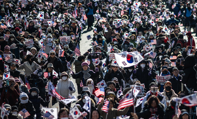 South Koreans protest in snow as Yoon arrest deadline nears