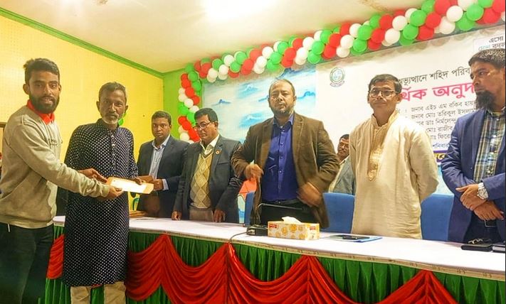 6 martyrs' families receive financial grant in Lalmonirhat