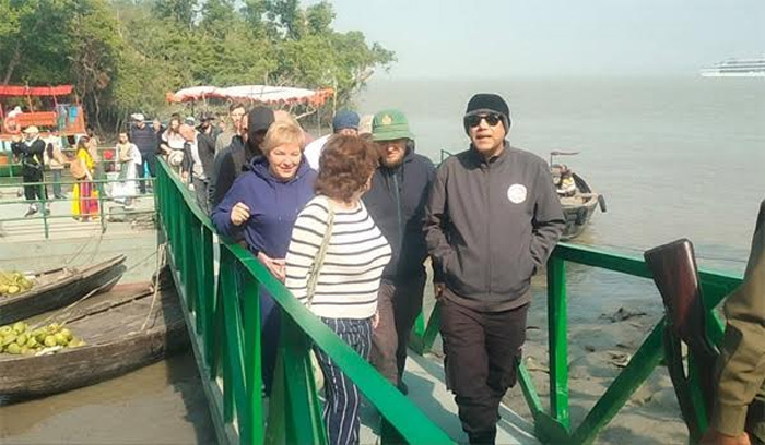 Huge tourists visit Sunderbans braving winter weather