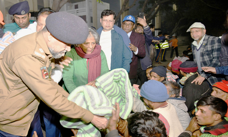 Sharmeen Murshid distributes blankets among floating people at Kamalapur