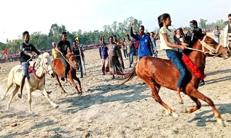 Thousands of people enthralled by traditional horse race in Rangpur