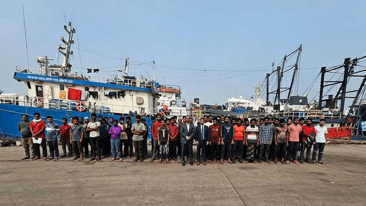 Detained 90 Bangladeshi sailors, fishermen return