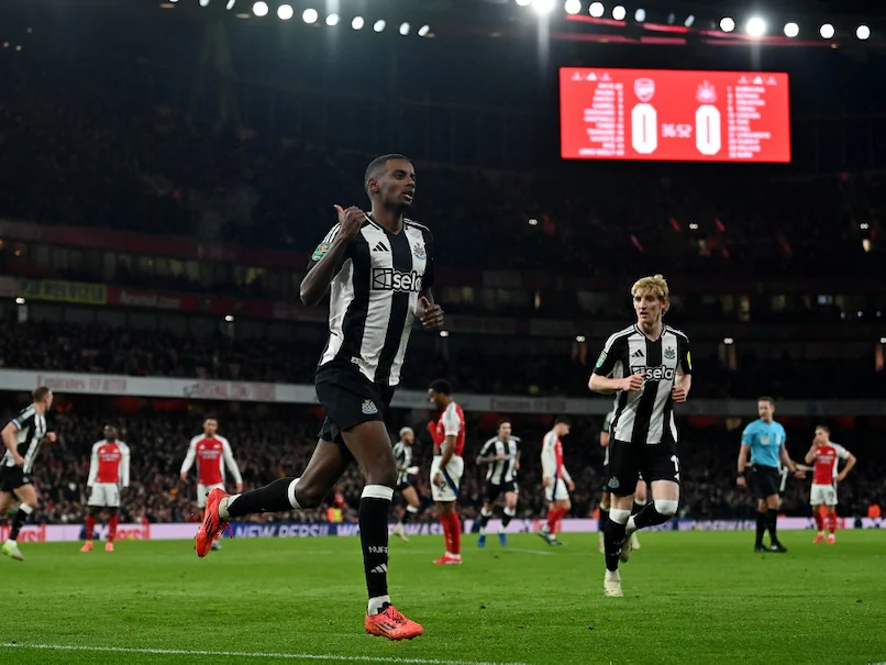 Newcastle win at Arsenal to put one foot in League Cup final