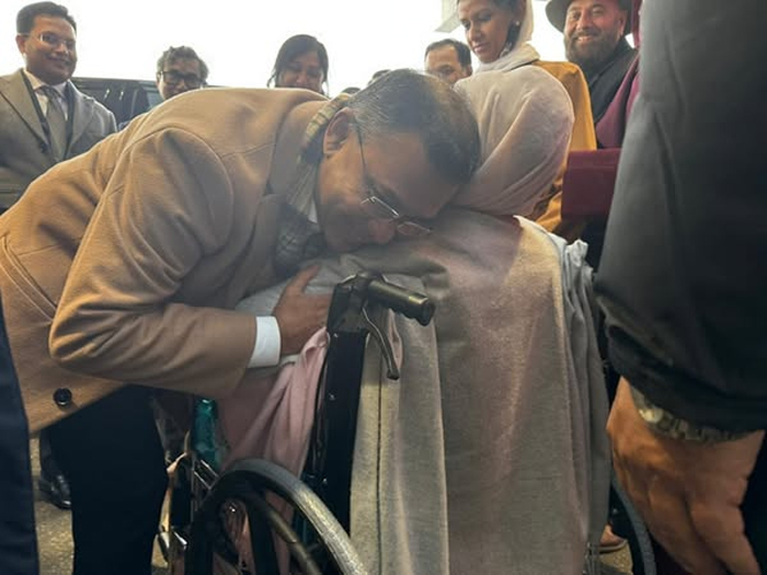 Tarique Rahman in mother's lap after 2,733 days