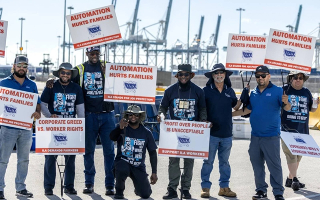 US dockers reach tentative last-minute deal with port employers