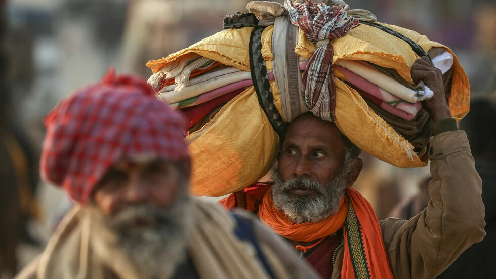 Indian Hindu pilgrims take the plunge ahead of largest gathering