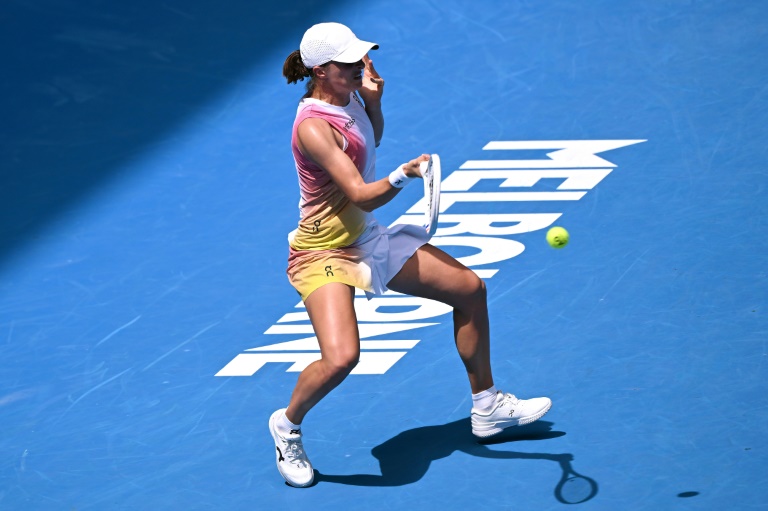 Swiatek battles past Siniakova into Australian Open second round