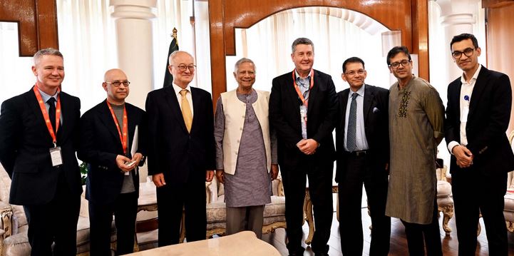 Youngone Corporation chairman Kihak Sung and other foreign investors with Chief Adviser Professor Muhammad Yunus. Photo: PID