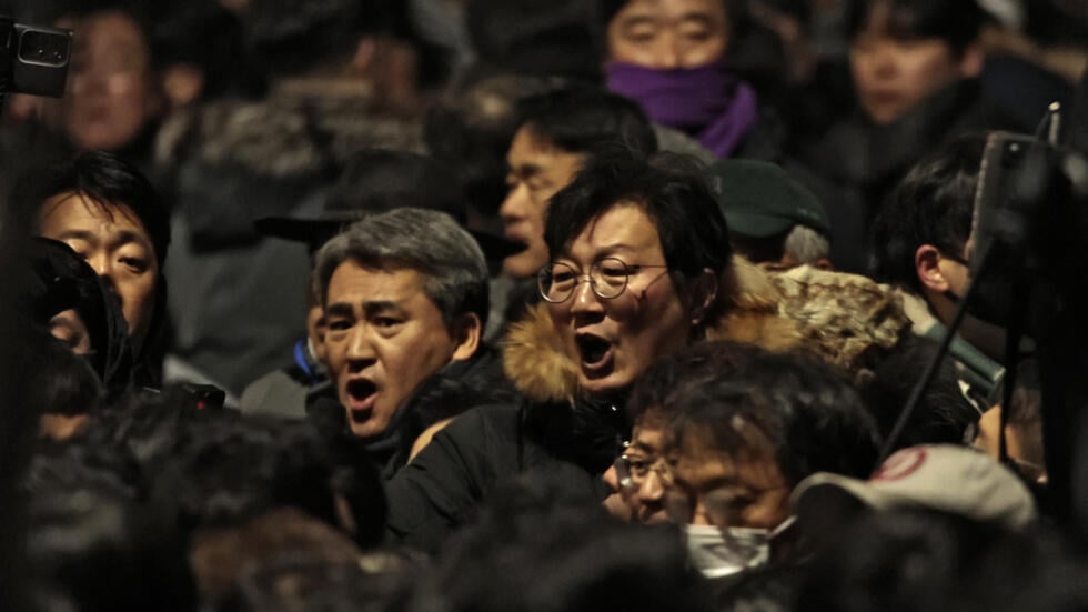 Clashes as S. Korean investigators attempt to arrest President Yoon 