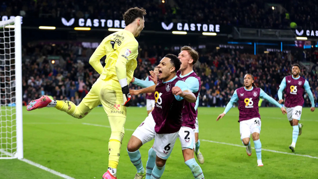 Burnley keeper saves two late penalties against Sunderland