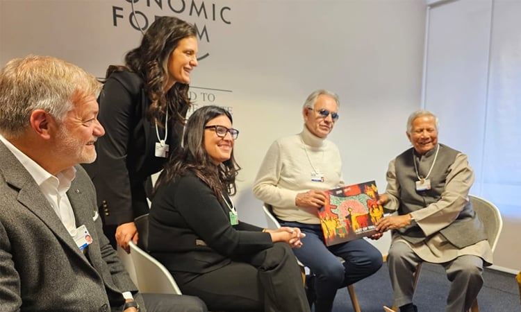 Celebrated Italian opera singer calls on Prof Yunus in Davos