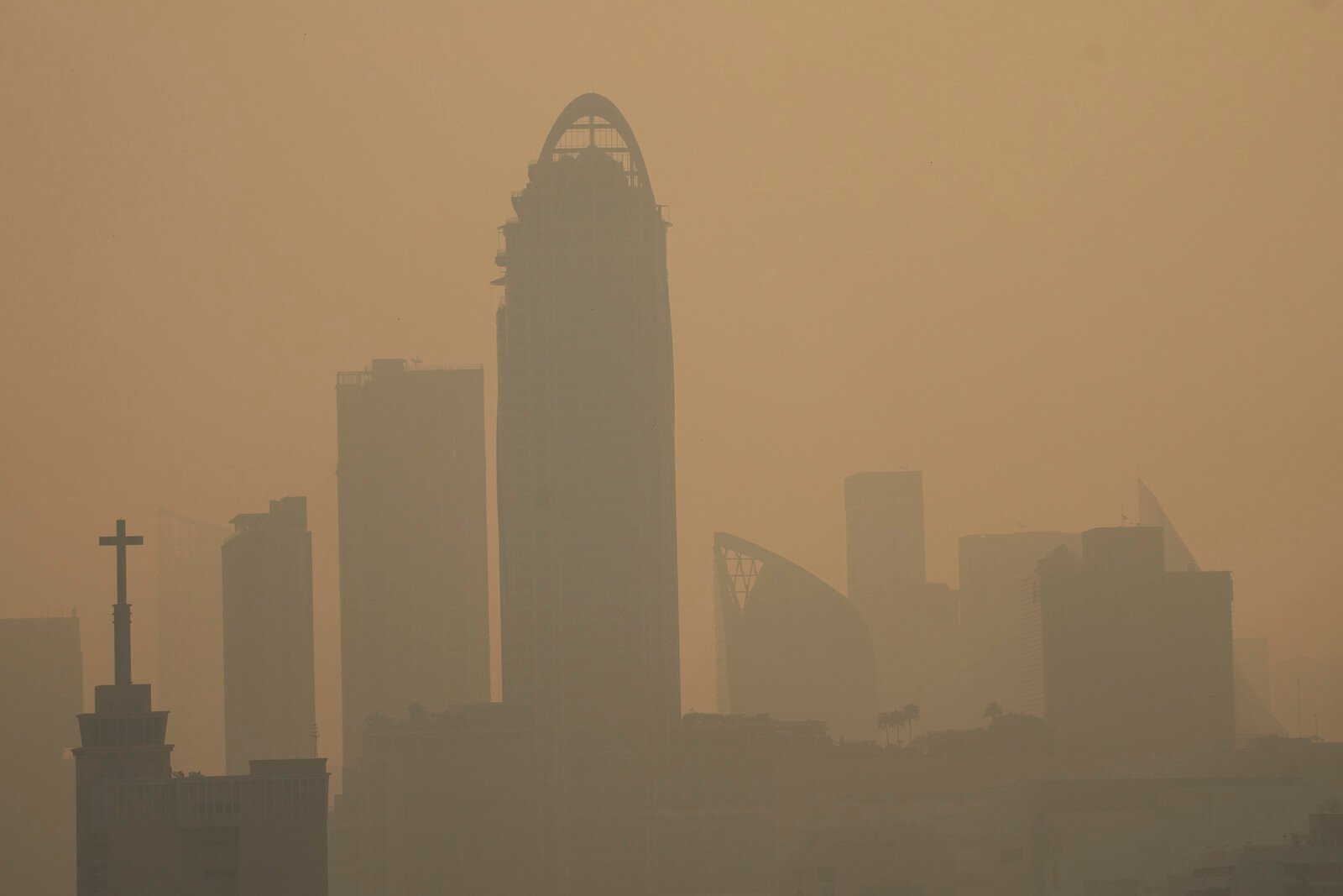 Bangkok air pollution forces 352 schools to close