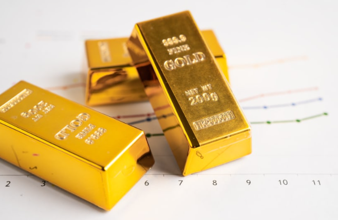 Gold futures hit new record on tariff uncertainty