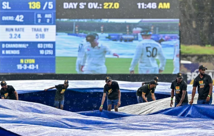 Downpour halts Sri Lanka Test as Australia tighten grip     