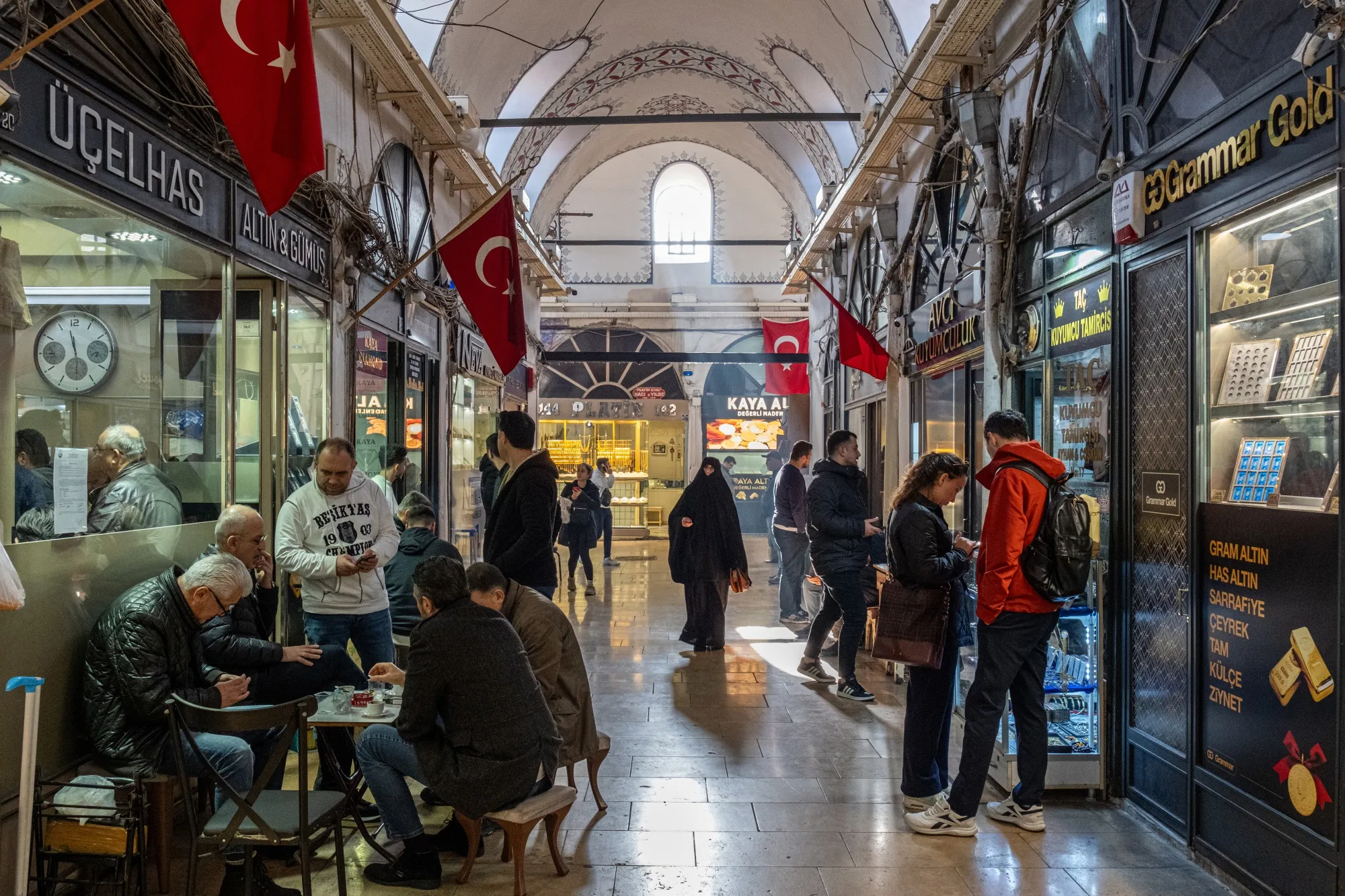 Turkish inflation slows to 42.1% in January