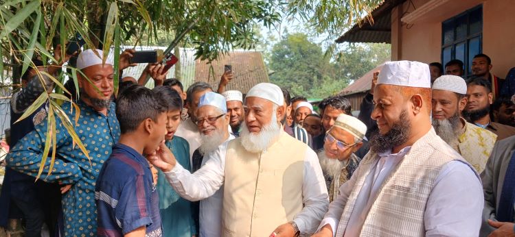 Jamaat gifts houses to Mitul Das, 2 other flood victims in Feni