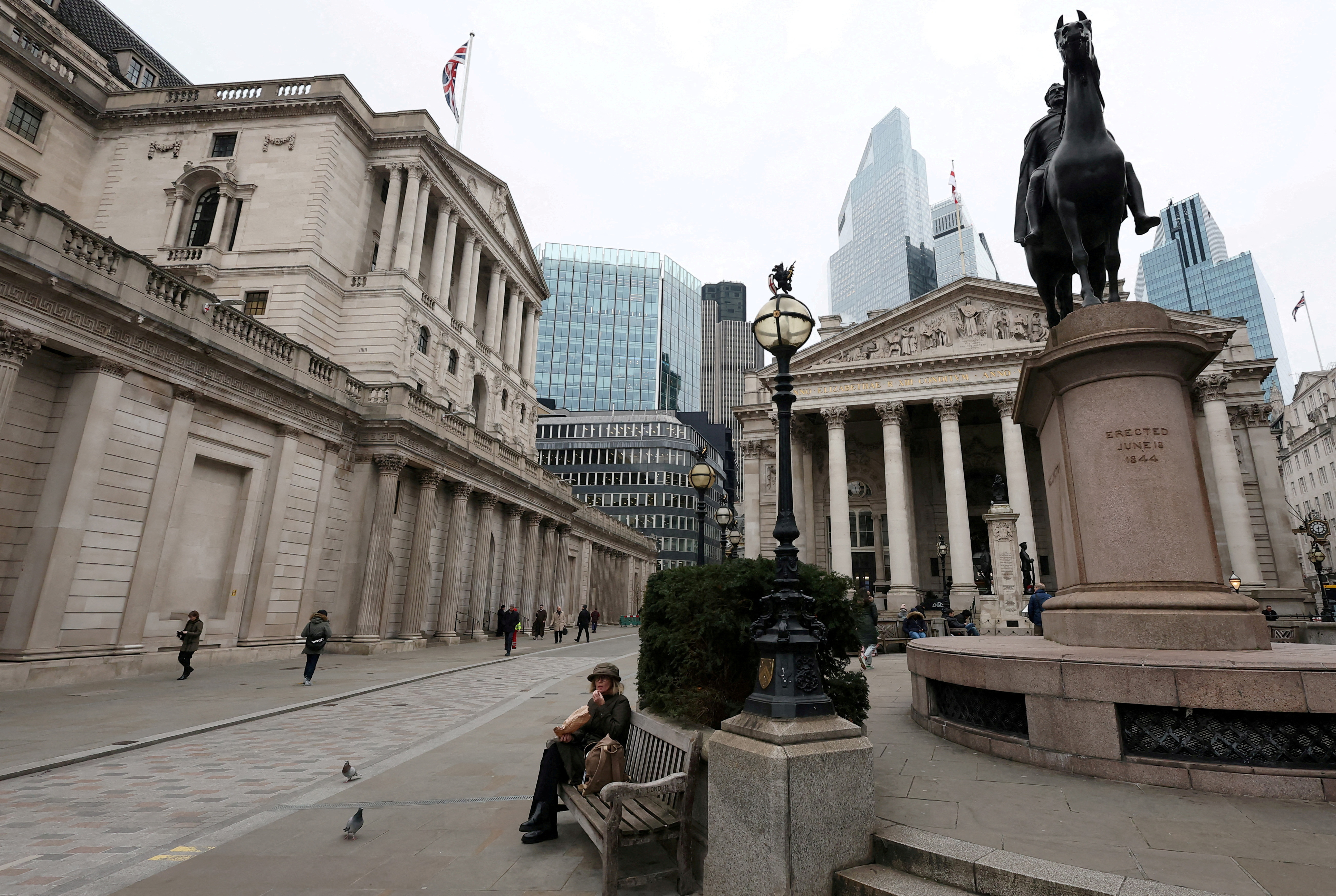 Bank of England set to hold rate as unemployment steadies