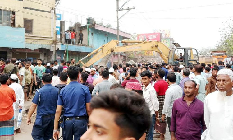 RHD evicts illegal structures in Cumilla on Dhaka-Ctg highway 