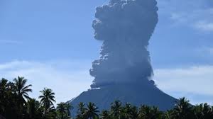 Indonesia volcano belches ash tower as highest alert issued