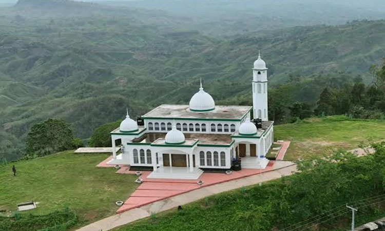 Aesthetic mosque on Rangamati mountain’s top draws attention of Muslim devotees