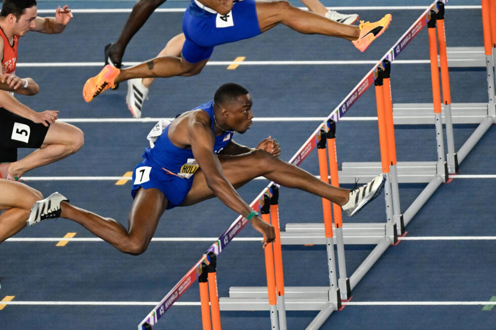 Bonnin wins world indoor pole vault gold, Holloway cruises