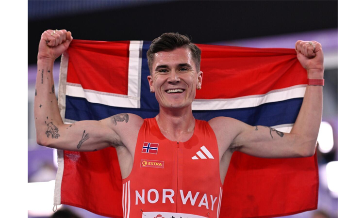 Ingebrigtsen wins 3,000m gold to keep world indoor double bid alive