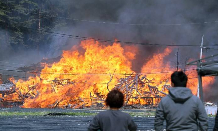 Four killed in S. Korea wildfire, hundreds told to evacuate