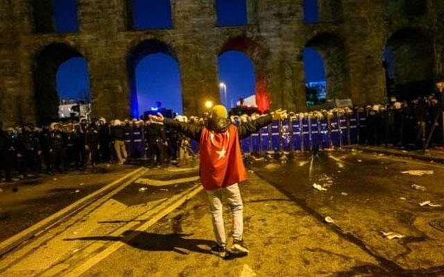 Turkey braces for fourth night of protest as mayor arrives in court