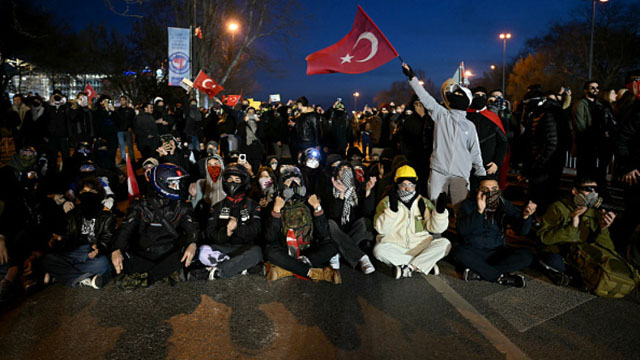 Vast crowds rally in Istanbul as mayor quizzed by prosecutors