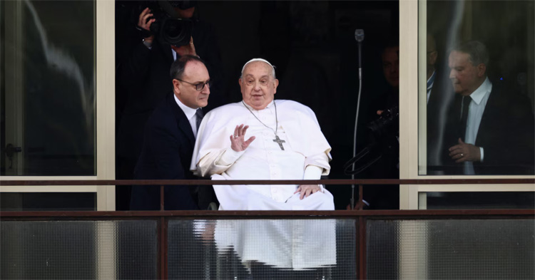 Pope returns to Vatican after five weeks in hospital