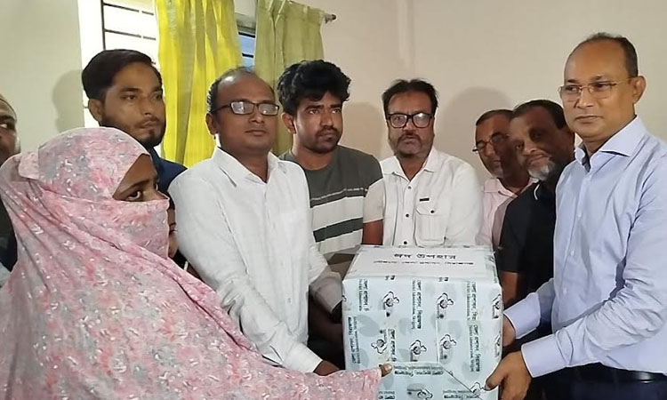 Eid gifts distributed among 13 martyrs families in Sirajganj