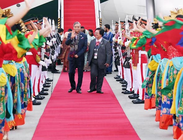 রাষ্ট্রপতি সাহাবুদ্দিনকে জাকার্তায় লাল গালিচা অভ্যর্থনা