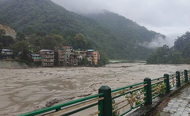 ভারতে হিমবাহ হ্রদ ধসে নিহত ১০, নিখোঁজ ৮২