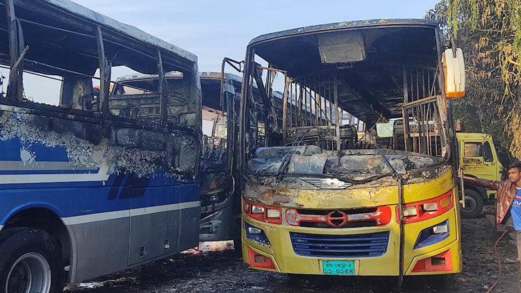 নাটোরে ফিলিং স্টেশনে রাখা ৩টি যাত্রীবাহী বাসে আগুন দিয়েছে দুর্বৃত্তরা