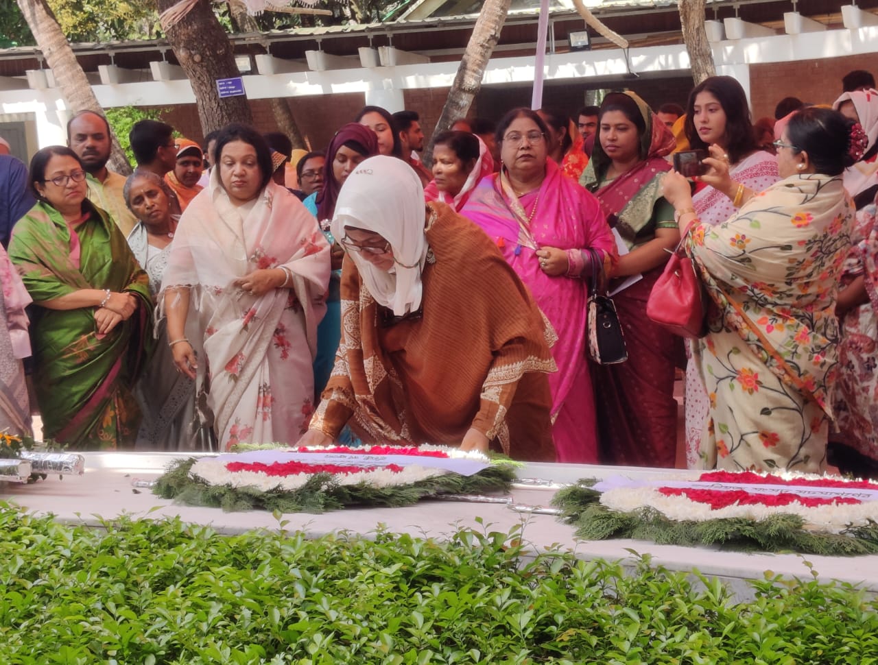 টুঙ্গিপাড়ায় বঙ্গবন্ধুর সমাধিসৌধে অর্থ প্রতিমন্ত্রীর শ্রদ্ধা নিবেদন