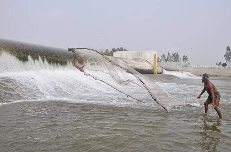 দিনাজপুর আত্রাই নদীর রাবার ড্যামের সেচ ব্যবস্থা : পাল্টে গেছে এলাকার জীবনমান