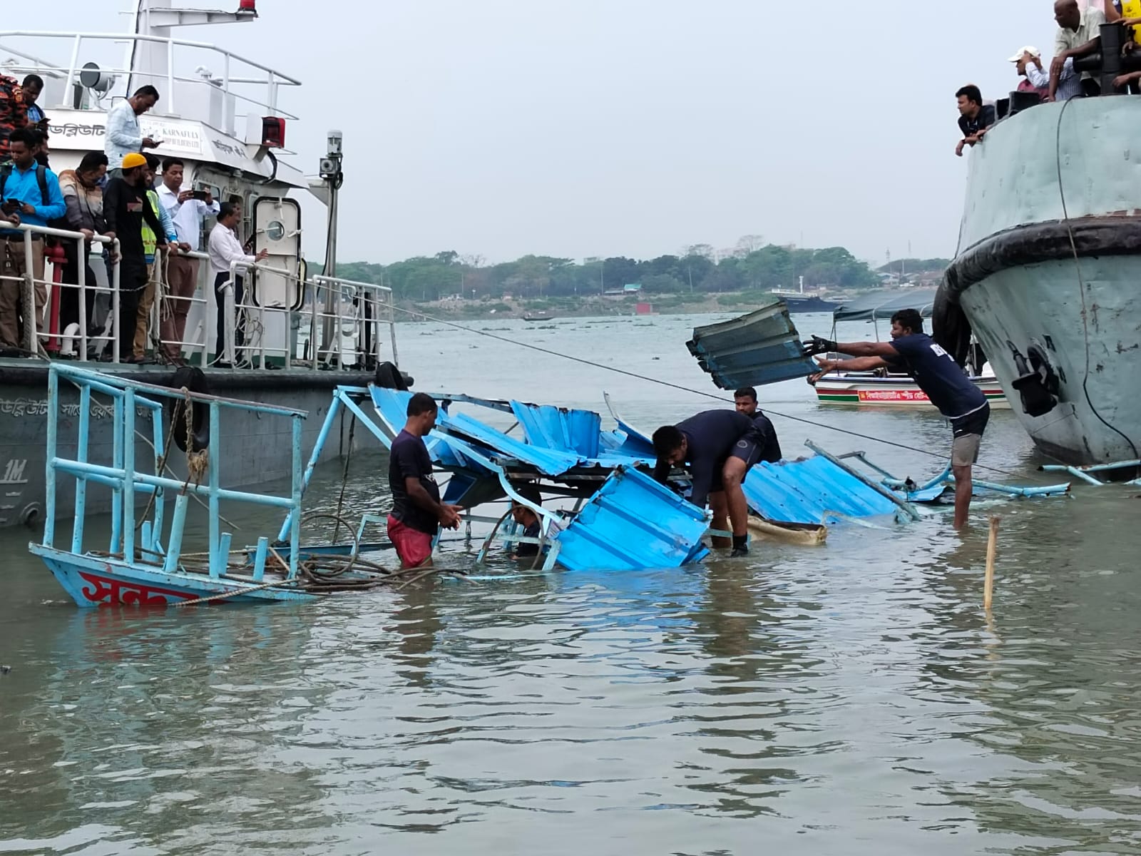 মেঘনা নদীতে ট্রলারডুবি ॥ এখনও নিখোঁজ তিনজন