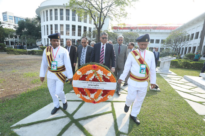 জাতীয় স্মৃতিসৌধ ও স্মৃতি চিরঞ্জীবে বীর শহীদদের প্রতি প্রধান বিচারপতির শ্রদ্ধা