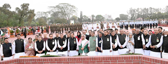 শ্রদ্ধা আর ভালোবাসায় বীর শহীদদের স্মরণ করলো জাতি