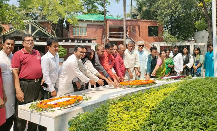 জাতির পিতার সমাধিতে ডিইউজে’র নবনির্বাচিত কমিটির শ্রদ্ধা