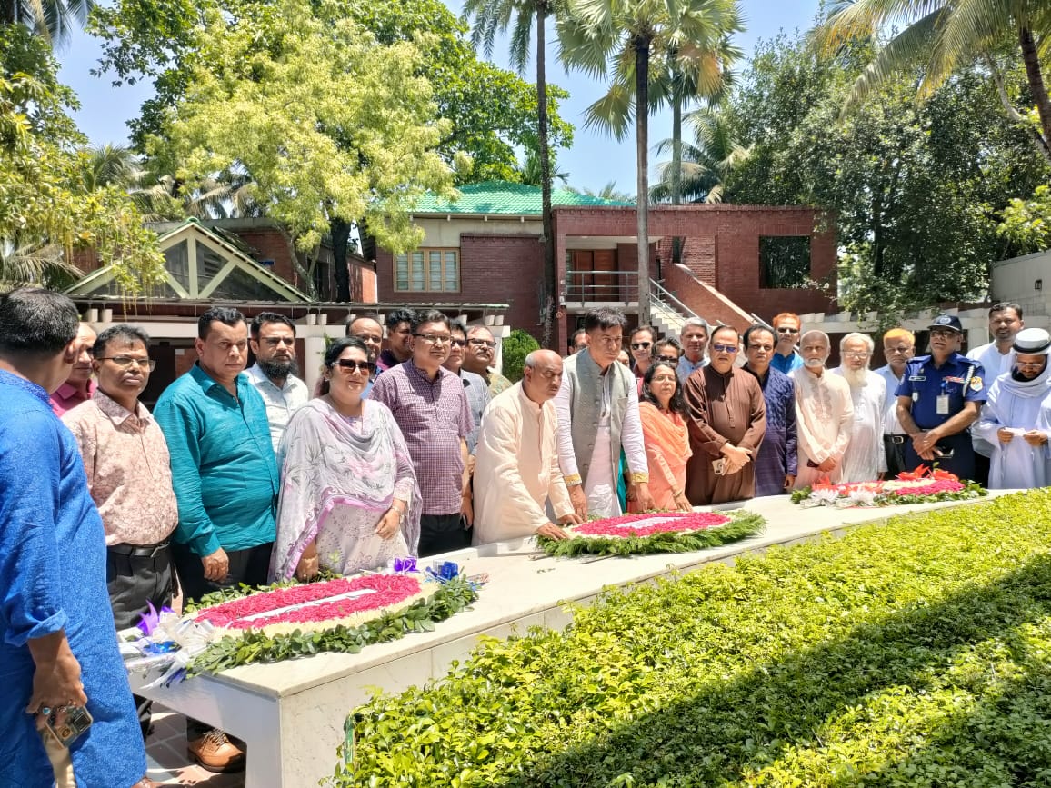 জাতির পিতার সমাধিতে অগ্রণী ব্যাংকের দুই ডিএমডির শ্রদ্ধা