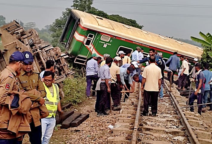 গাজীপুরে দুই ট্রেনের মুখোমুখি সংঘর্ষে চালকসহ ৪ জন আহত, ৭ বগি লাইনচ্যুত