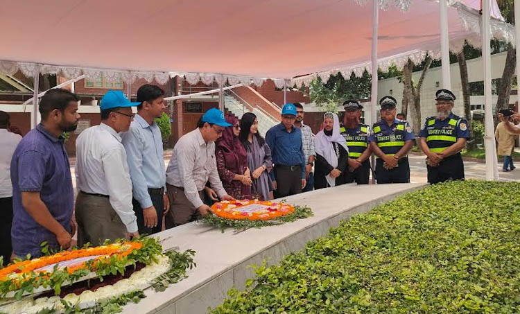 জাতির পিতার সমাধিতে পানি সম্পদ মন্ত্রণালয়ের অতিরিক্ত সচিবের শ্রদ্ধা