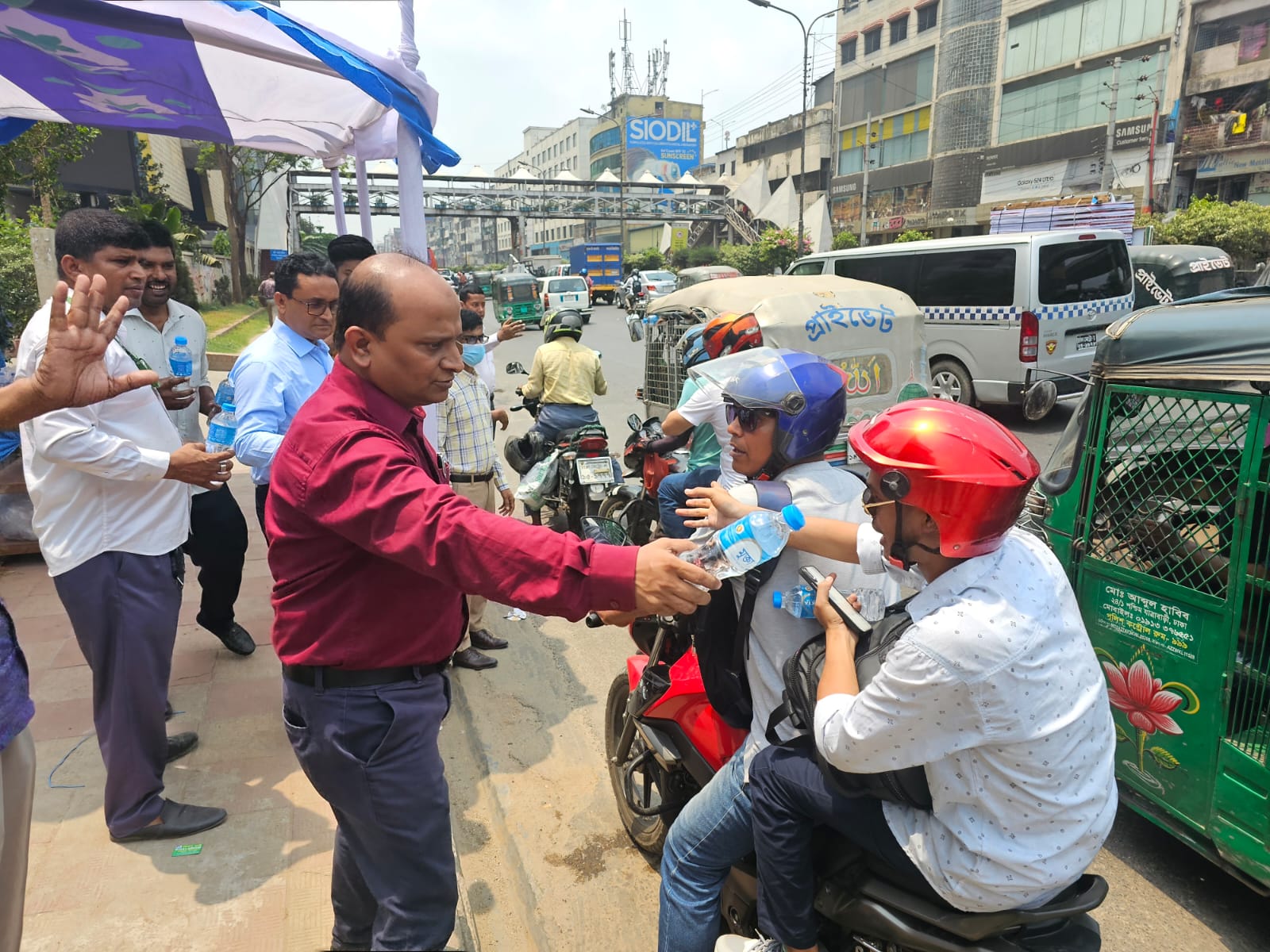 তীব্র দাবদাহে শ্রমজীবী মানুষের মাঝে তমা ফাউন্ডেশনের খাবার পানি বিতরণ 