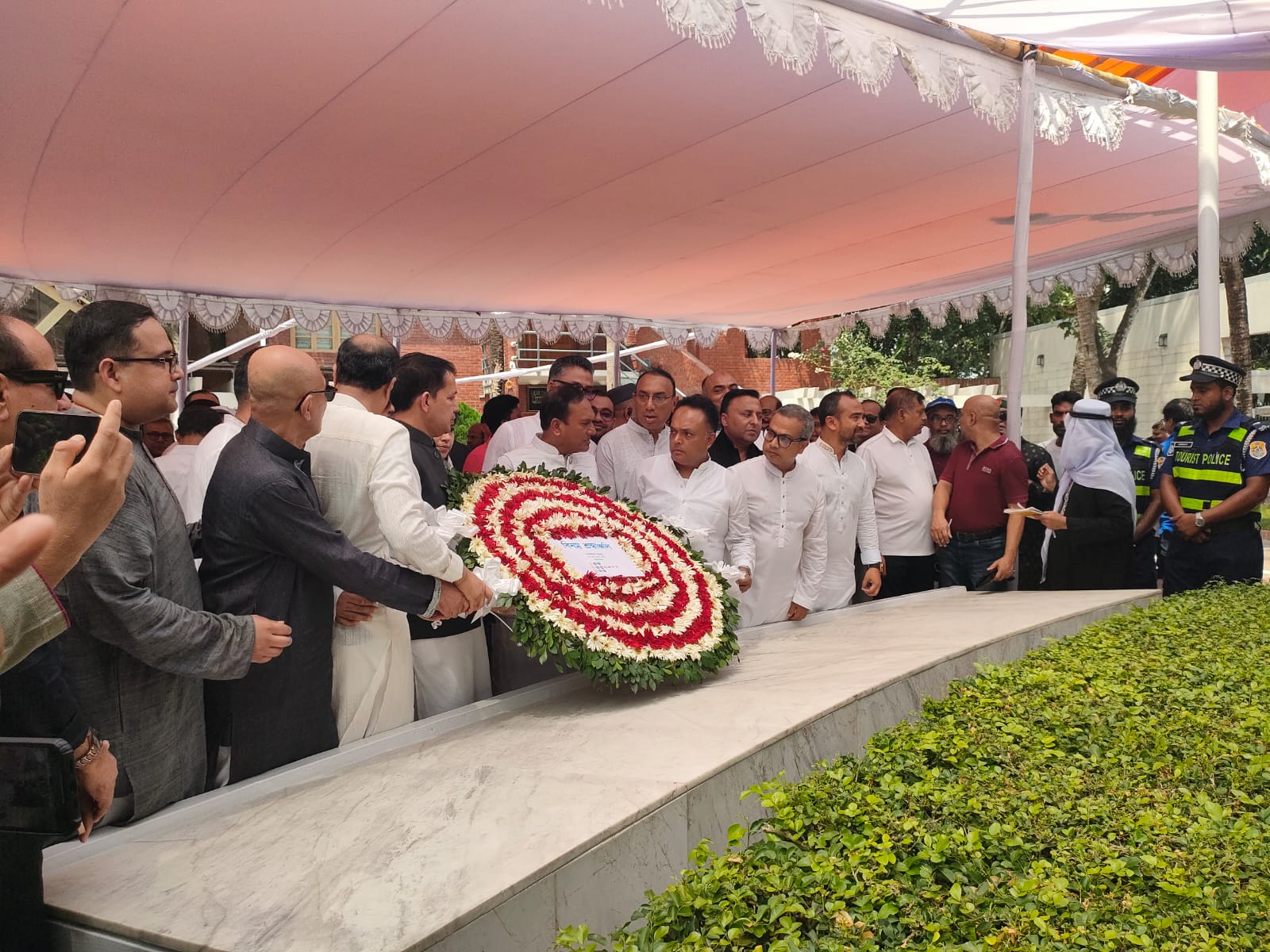 জাতির পিতার সমাধিতে বিজিএমইএ’র নবনির্বাচিত কমিটির শ্রদ্ধা