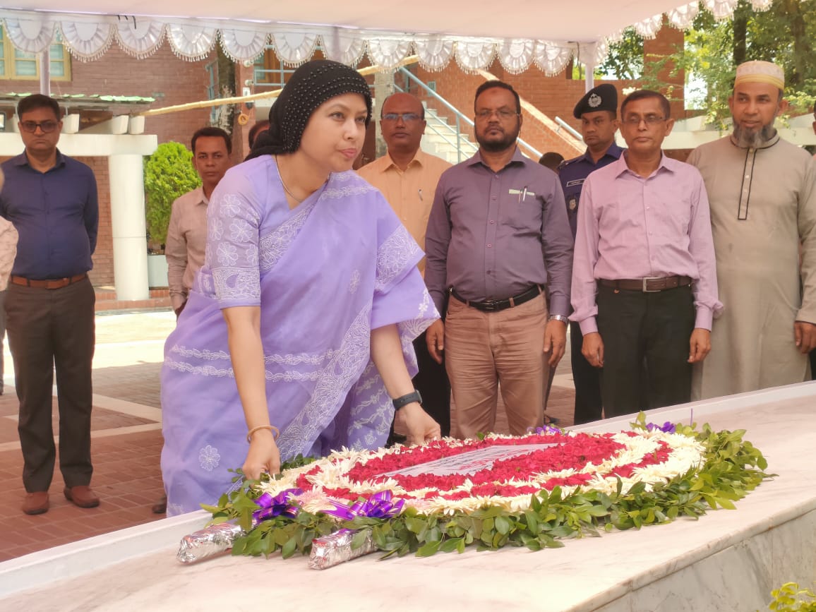 জাতির পিতার সমাধিতে প্রাথমিক ও গণশিক্ষা প্রতিমন্ত্রীর শ্রদ্ধা