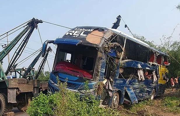 কুমিল্লার চৌদ্দগ্রামে বাস খাদে পড়ে নিহত ৫, আহত ১৫