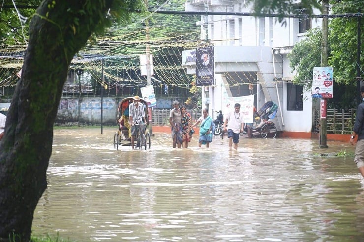 বাড়ছে পানি, নগরজুড়ে জলাবদ্ধতা