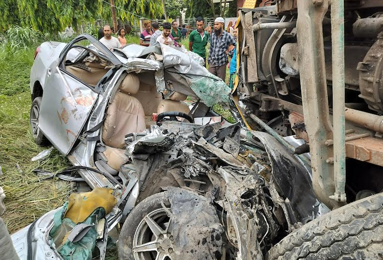 টাঙ্গাইলে ট্রাক ও প্রাইভেটকারের সংঘর্ষে নিহত ৩, আহত ৪