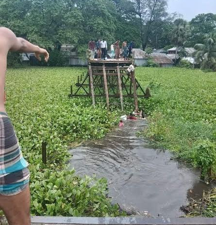 বরগুনায় বেইলি ব্রীজ ভেঙ্গে মাইক্রোবাস ও অটোরিকশা নদীতে, নয়জনের মৃত্যু